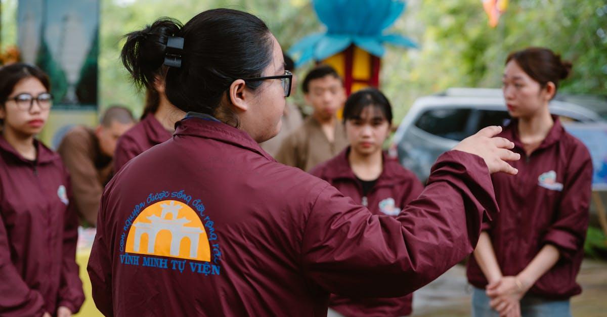Groupe de personnes en discussion lors d'un événement associatif
