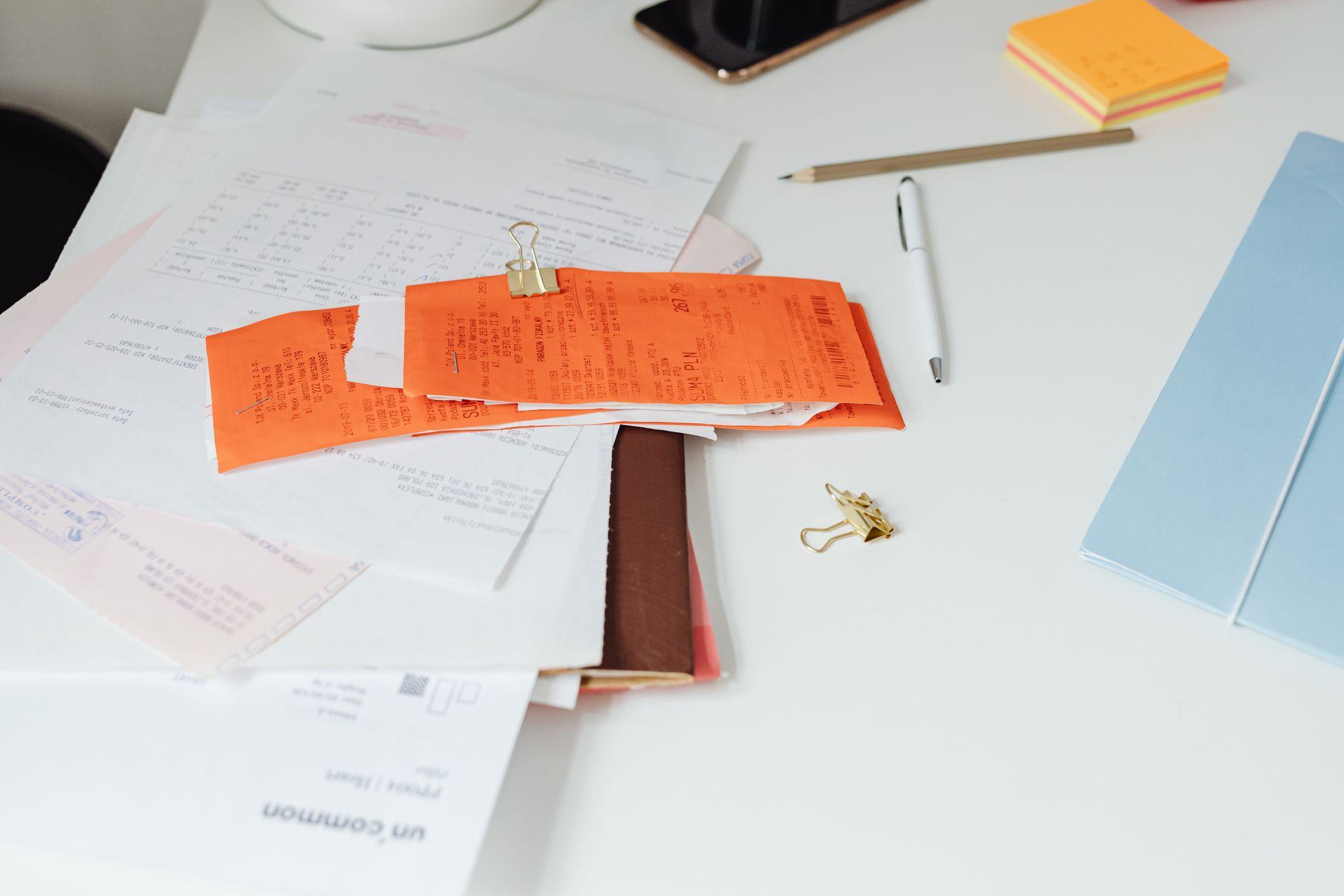 Bureau ordonné avec reçus et documents comptables