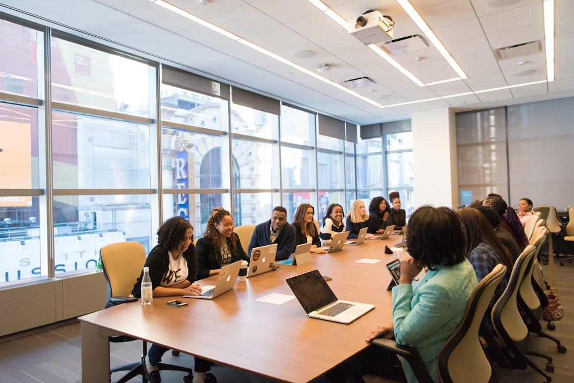 Groupe de personnes en réunion dans une salle de conférence, assemblée générale associative