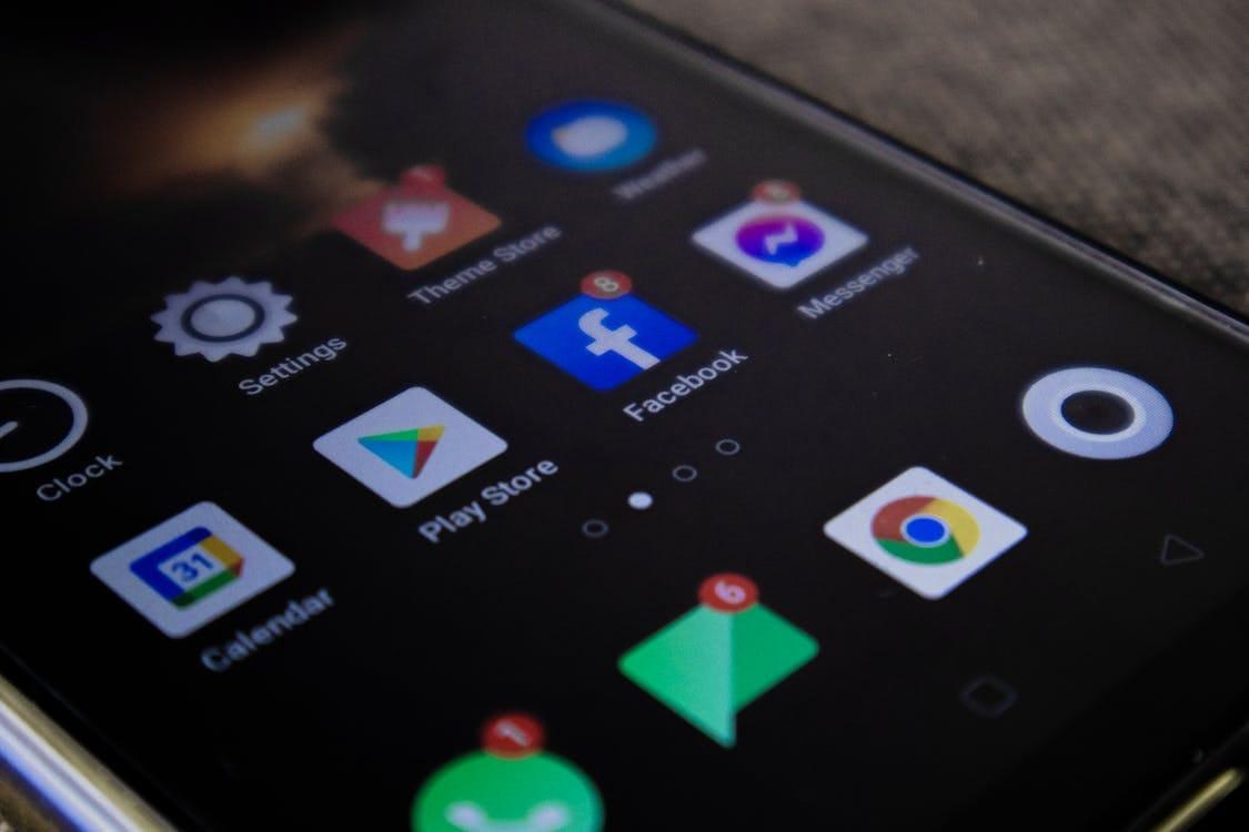 Écran de smartphone affichant des applications mobiles, configuration d'une appli associative
