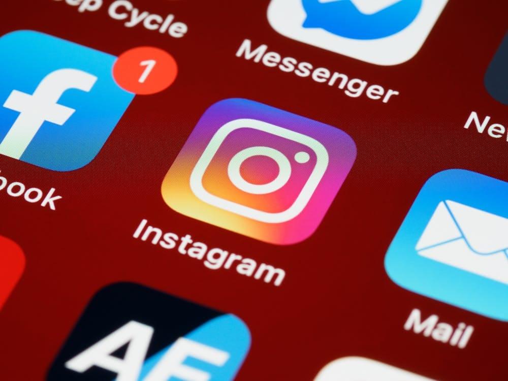 Écran de smartphone avec notifications, communication mobile pour association