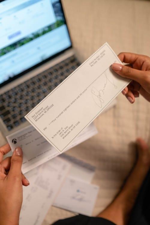 Main tenant un chèque, gestion comptable et financière d'une association