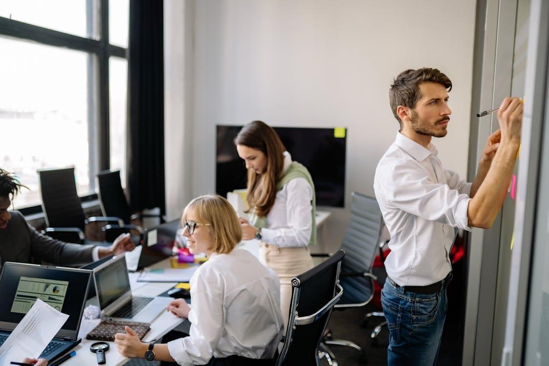 Groupe de personnes en réunion de travail, planification et organisation associative