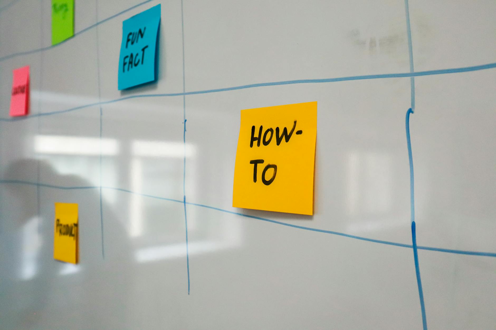 Tableau de planification avec post-its colorés pour organiser la transition numérique