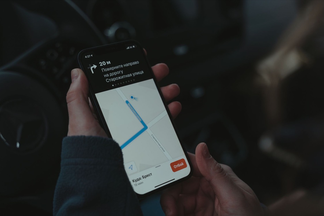 Smartphone affichant un itinéraire de navigation dans une voiture